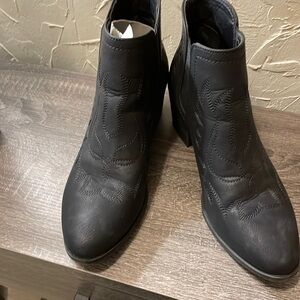 Women’s size 11 global win ankle boots